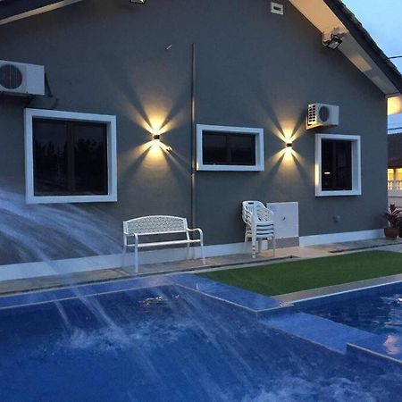 Melaka Beach Villa Kelebang Besar Ngoại thất bức ảnh