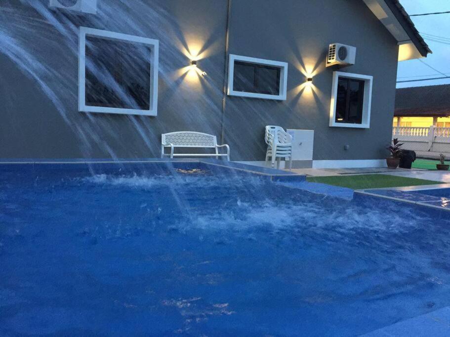 Melaka Beach Villa Kelebang Besar Ngoại thất bức ảnh