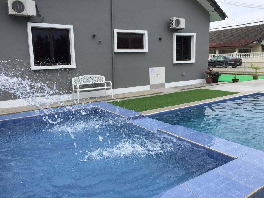 Melaka Beach Villa Kelebang Besar Ngoại thất bức ảnh