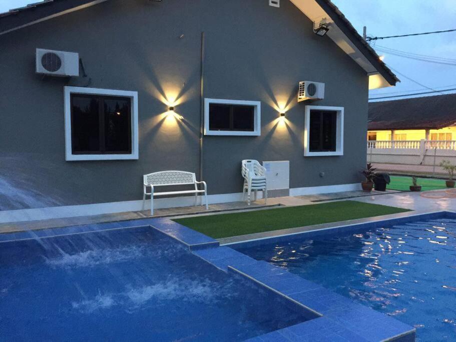 Melaka Beach Villa Kelebang Besar Ngoại thất bức ảnh